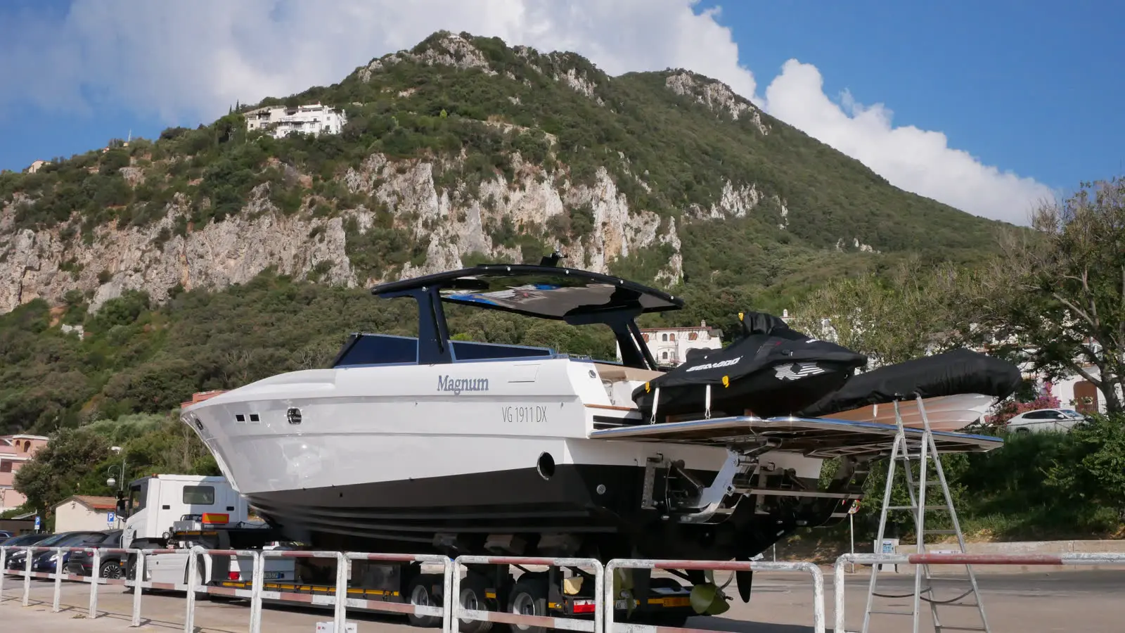 Yacht Magnum in banchina al mattino sotto la montagna