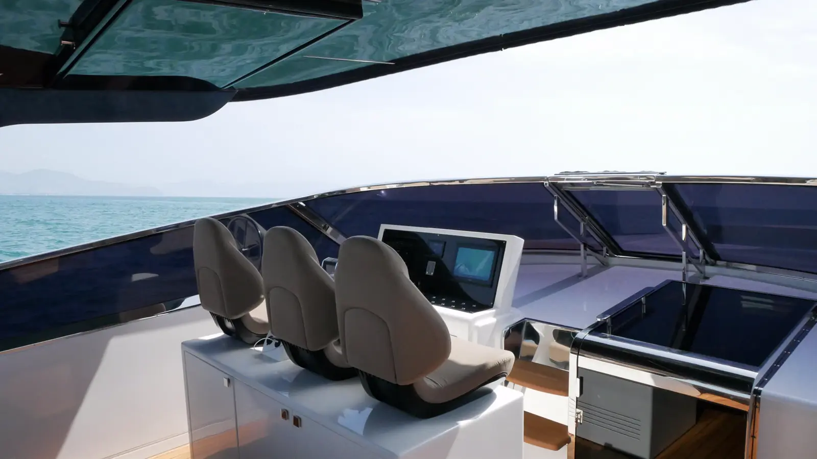 Postazione di comando e poltrone ergonomiche di pilotaggio