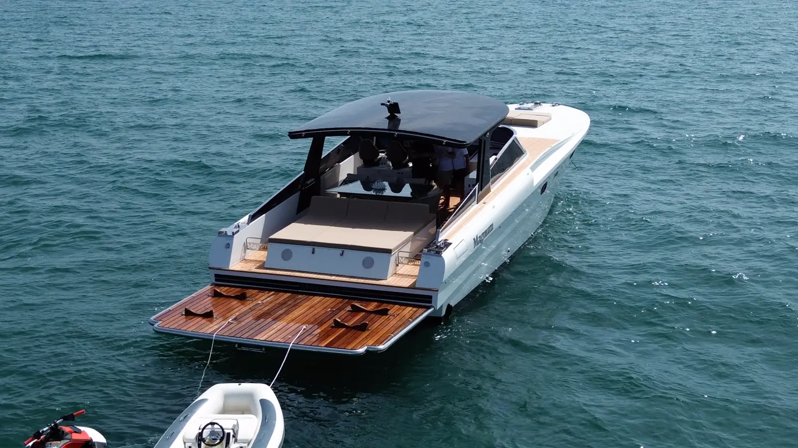 Primo piano aereo del pozzetto, dinette e teak artigianale